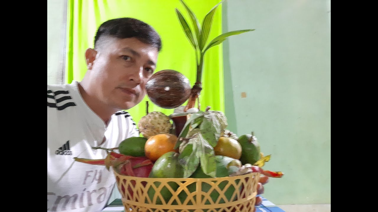 Mâm ngũ quả với dừa bonsai chưng tết/ Tet holiday with coconut bonsai in fruit tray.